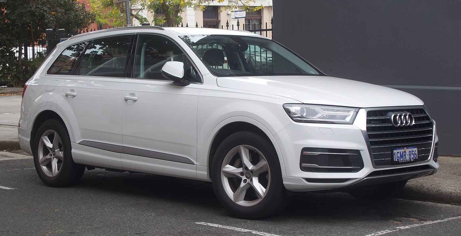 White Audi Q7