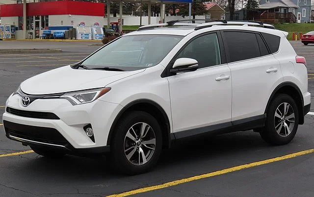 white 2016 toyota rav4 xle