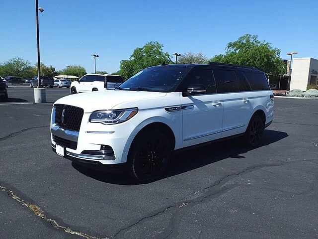 white 2023 lincoln navigator