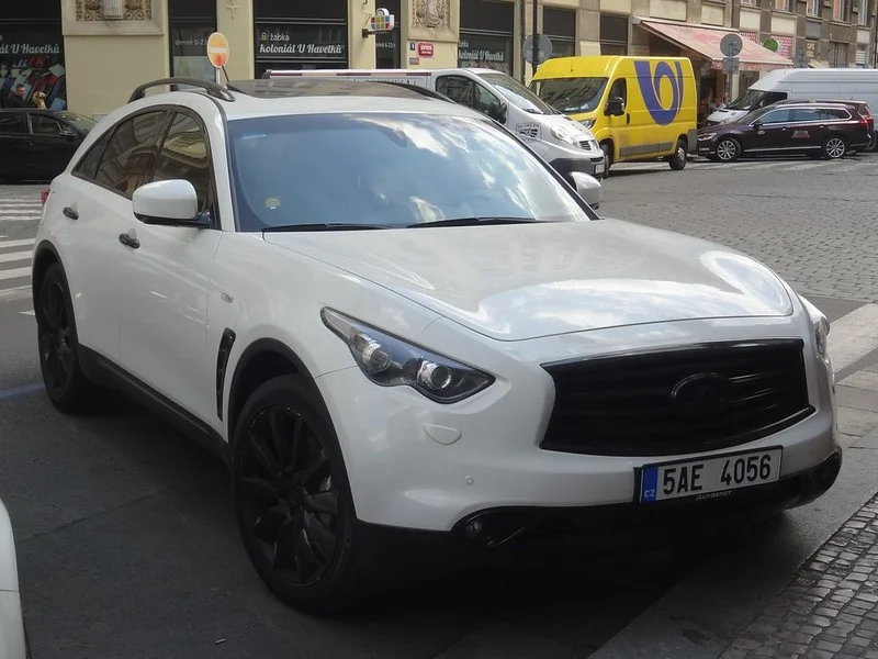 White Infiniti QX70