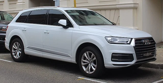 White Audi Q7