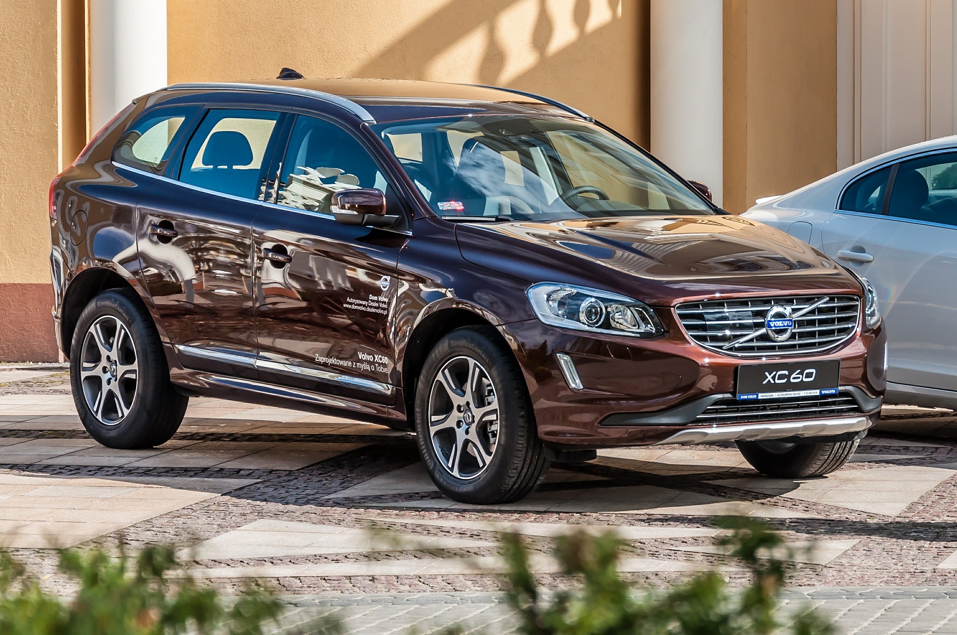 Maroon Volvo XC60