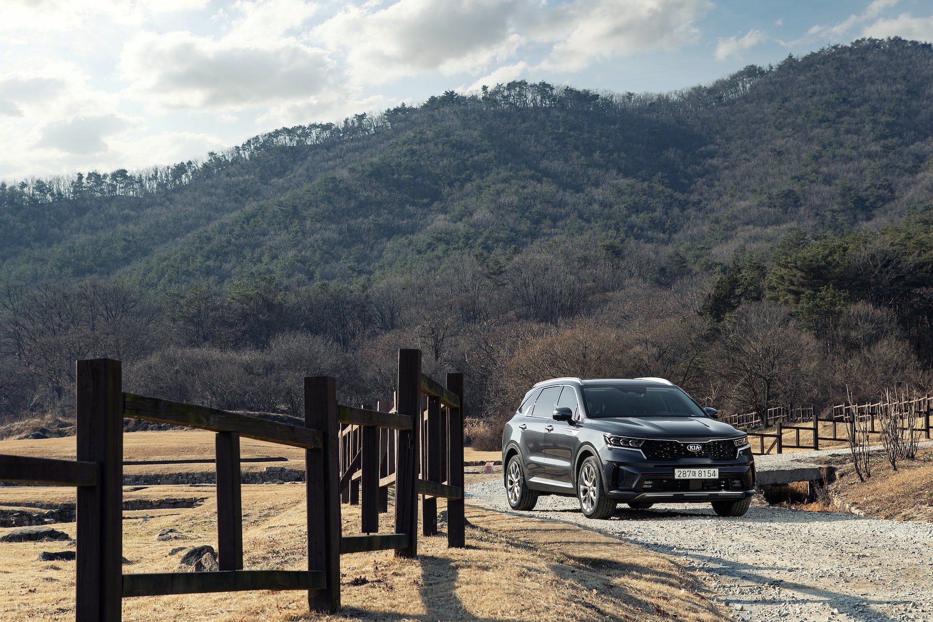 kia sorento driving through countryside