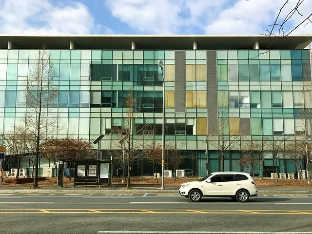 White Hyundai Santa Fe in front of a building