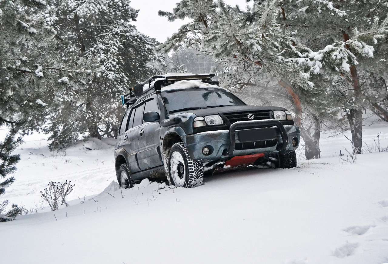 Photo of SUV in snow