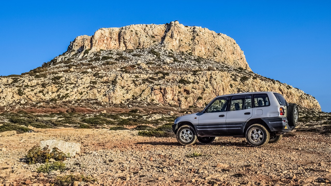 Photo of SUV in front of mountain